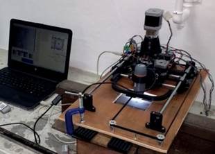 Computadora de escritorio sobre superficie de madera

Descripción generada automáticamente